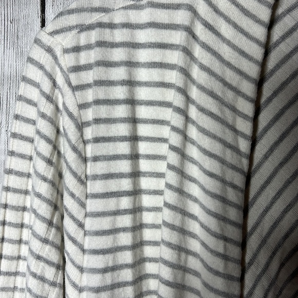 CHICO'S ZENERGY GRAY WHITE STRIPE CARDIGAN STRETCH size 2 (large 12/14) - Picture 5 of 12